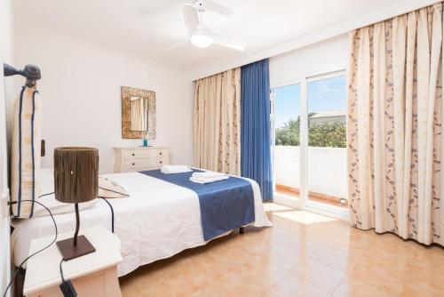 una camera con un letto e una grande finestra di Villa LOS PINOS a Santa Ponsa