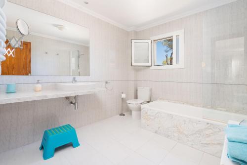 Bilik mandi di E253 Los Pinos by Mallorca Villa Selection