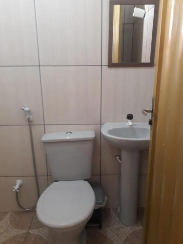 a bathroom with a toilet and a sink at Pousada águas belas in Carolina