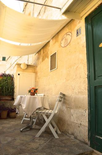 a patio with a table and chairs in a building at Casa Contini in Matera