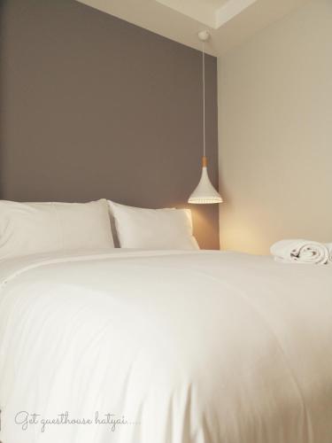 Postel nebo postele na pokoji v ubytování Get GuestHouse 2 ( Sangsri soi 4)