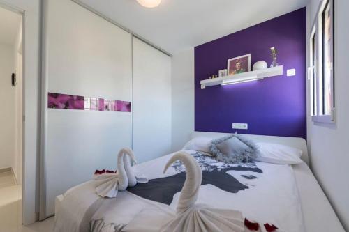 Un dormitorio con una cama con dos cisnes. en EXCLUSIVES 2-ROOM APARTMENT TOPLOCTAION 5 minutes to beach San Agustin en San Bartolomé