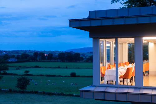Балкон или терраса в Killeavy Castle Estate