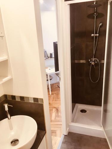 une salle de bain avec une douche, des toilettes et un lavabo dans l'établissement M en plein centre de Lyon visite à pied, à Lyon