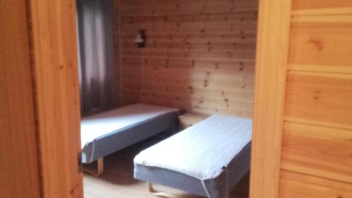 Een bed of bedden in een kamer bij Fossekroa