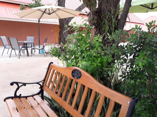 Taman di luar Wapipathum Earthen House