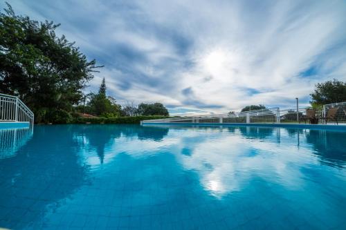 a large swimming pool with blue water at Interludium Iguassu Convention Hotel in Foz do Iguaçu