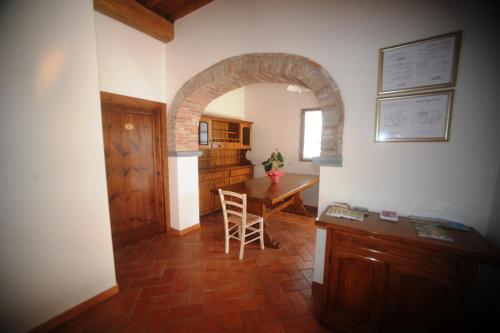 una cocina con un arco y una mesa con una silla en Super Relais Stella, en Signa