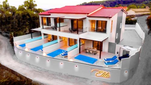 Бассейн в Elite Luxury Villas или поблизости