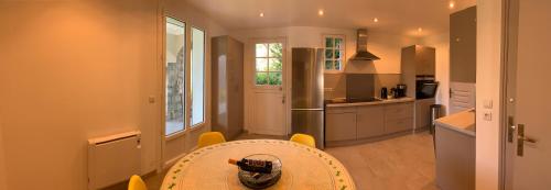 une cuisine avec une table et une salle à manger dans l'établissement VILLA SANTINE AVEC TERRASSES et VUE PANORAMIQUE meublé tourisme 4 étoiles, à Santa-Lucia-di-Tallano