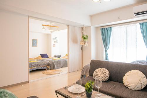 ein Wohnzimmer mit Sofa und ein Schlafzimmer in der Unterkunft LY INN Ryogoku Annex in Tokio