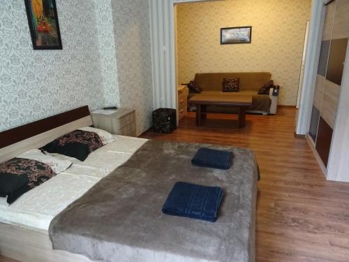 um quarto com 2 camas e um sofá em Maria Luiza Apartments em Varna