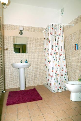 a bathroom with a sink and a toilet and a shower at NOEMI & JULIENNE in Spineda