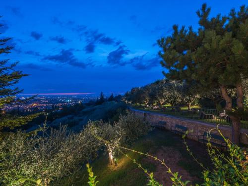 a view of the city at night at Cà Toresele Relais Osteria Garden in Verona