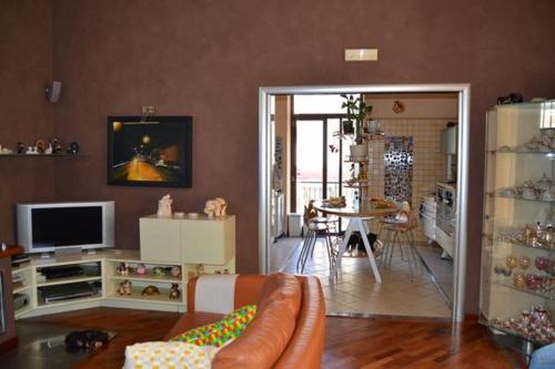 una sala de estar con un sofá y una mesa en B&B Olania, en Castellammare di Stabia