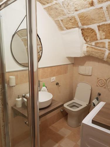 a bathroom with a toilet and a sink at Casa Arco della Chicca in Monopoli