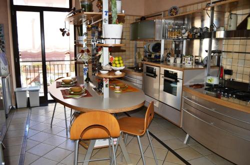 una cocina grande con mesa y sillas. en B&B Olania, en Castellammare di Stabia