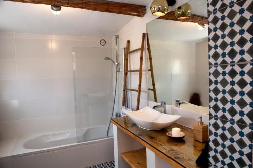 a bathroom with a sink and a bath tub at Goodmuda in Grândola