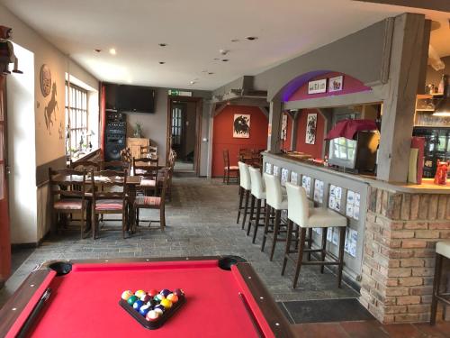 een restaurant met een pooltafel en een bar bij Hostellerie Hérock in Herock