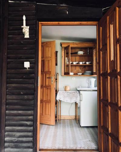 a kitchen with a wooden door and a kitchen counter at Kanu Club - ośrodek wypoczynkowy in Nowy Zyzdrój