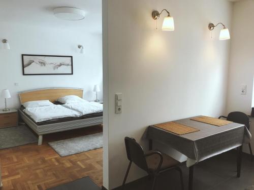 1 dormitorio con cama, mesa, mesa y sillas en Robert Koch, en Arnsberg