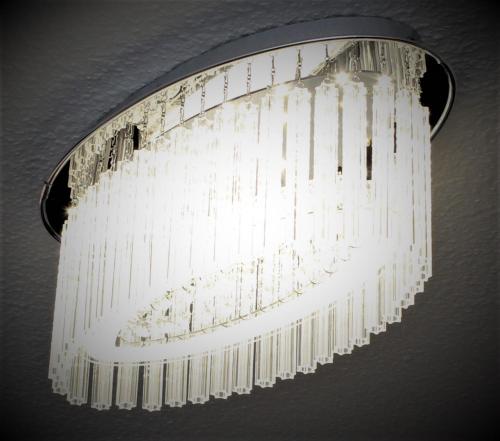 a large white chandelier hanging from a ceiling at SALZHAUSBLICK BUSINESS APARTMENTS - Zentrale Lage am Salzhaus - MwSt-Rechnung verfügbar in Zittau