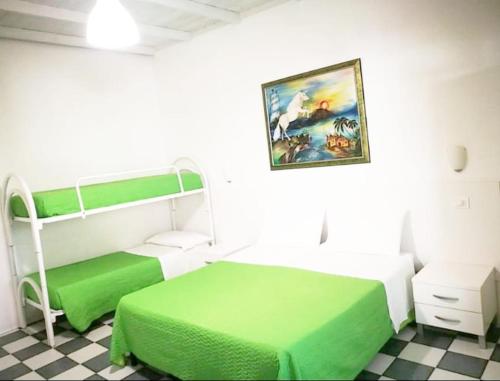 - une chambre avec 2 lits superposés et un sol en damier dans l'établissement Casa Lu Salentu, à Torre Lapillo