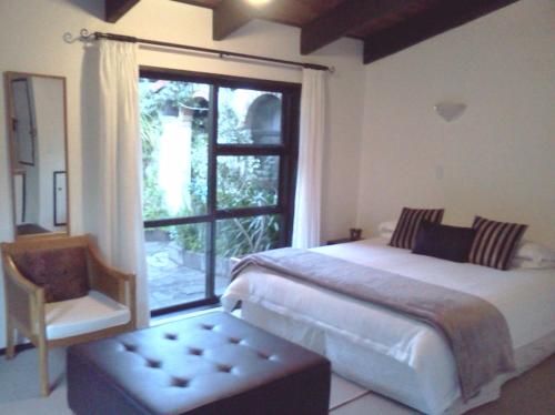 1 dormitorio con cama y ventana grande en Waters Edge B&B, en Kaitaia