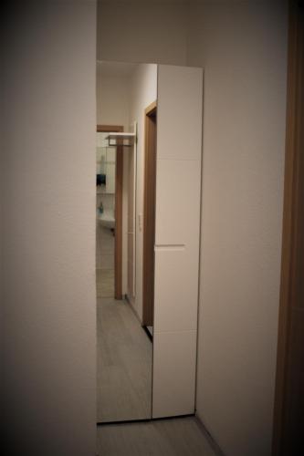 a mirror on a wall in a room at SALZHAUSBLICK BUSINESS APARTMENTS - Zentrale Lage am Salzhaus - MwSt-Rechnung verfügbar in Zittau