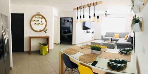 cocina y sala de estar con mesa y sillas amarillas en Boho Condominium and Unique Comfort in Tijuana, en Tijuana