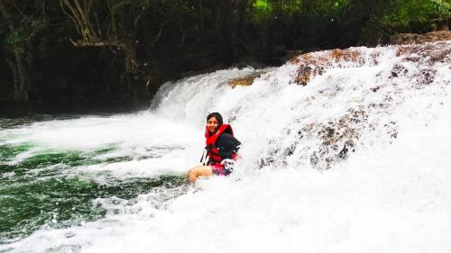 Tetamu yang menginap di Whispering Pinewoods