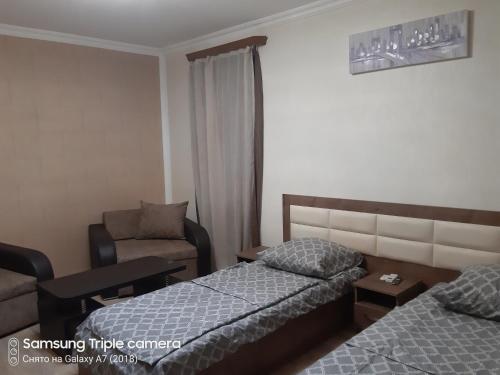 Ліжко або ліжка в номері georgi apartament 2