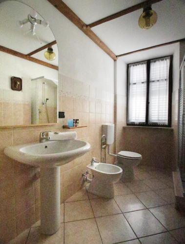 a bathroom with a sink and a toilet at La Rocca di Efisio in Costigliole dʼAsti
