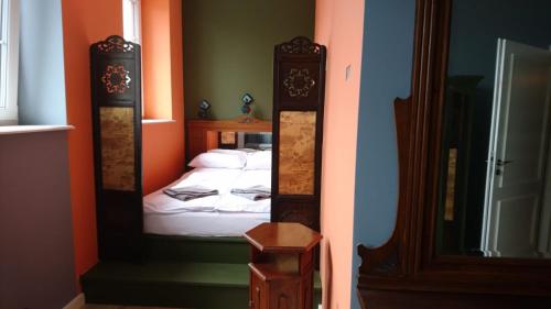 Gościnna Prowansja في ووكوف: غرفة نوم مع مرآة بجانب سرير