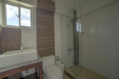 Un baño de Ensenada Resort