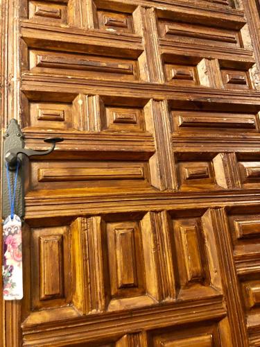 a close up of a wooden door at Las 9 Candelas alojamiento en el centro de Yecla in Yecla