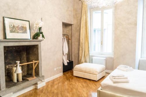 a living room with a fireplace and a chair at Ilsanleonardo in Bergamo