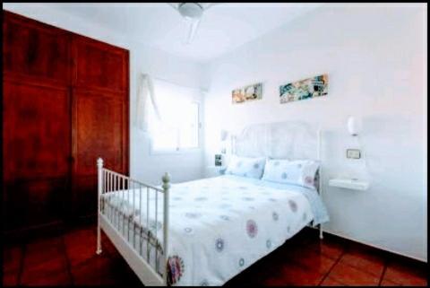 アガエテにあるMakondoの白いベッドルーム(白いベッド1台、窓付)