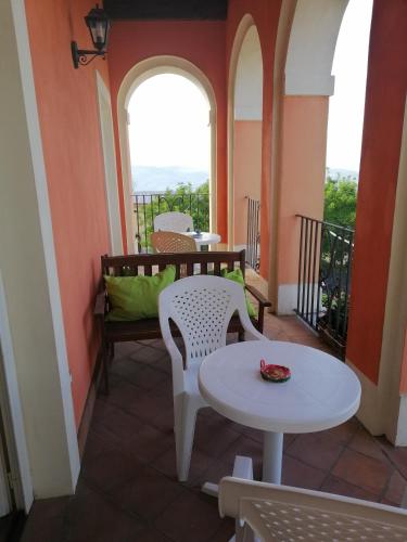 a balcony with a table and chairs and a table at B&B Ai Catalani in Beltiglio