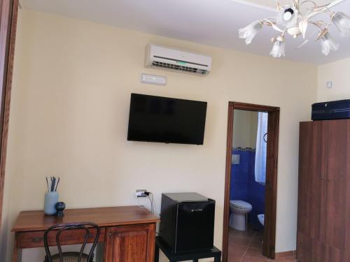 A television and/or entertainment centre at B&B Boiler rooms La Terrazza
