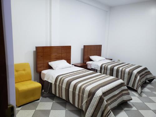 Un pat sau paturi într-o cameră la Shale Hotel