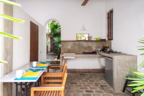 kuchnia ze stołem i krzesłami w pokoju w obiekcie 50 CHURCH STREET - GALLE FORT w mieście Galle