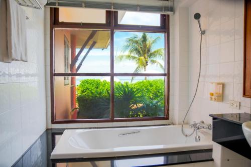 Kylpyhuone majoituspaikassa Lanta Casuarina Beach Resort - SHA Plus