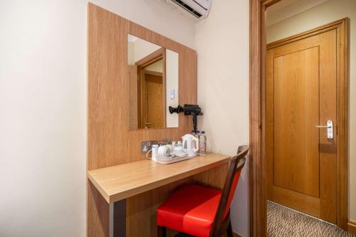 Coffee and tea making facilities at Comfort Inn Hyde Park