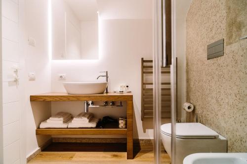 bagno con lavandino e servizi igienici di NUMA HOTEL a Numana