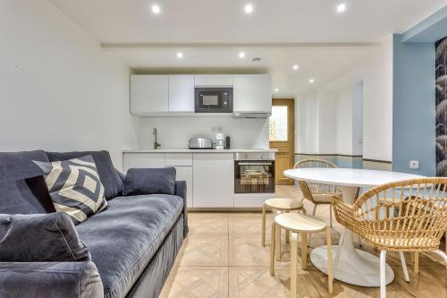 un salon avec un canapé et une table dans l'établissement 86 - Urban Charming Apartment, à Paris