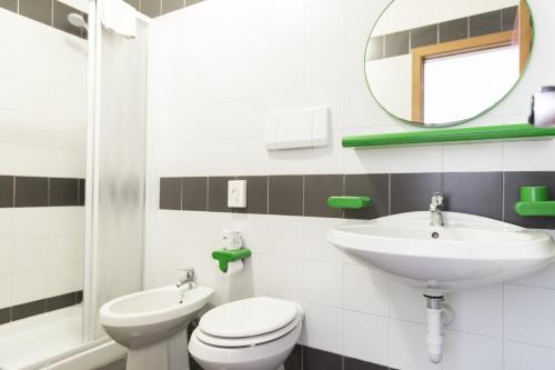 ein Badezimmer mit einem Waschbecken, einem WC und einem Spiegel in der Unterkunft Casa Valdese Rio Marina in Rio Marina
