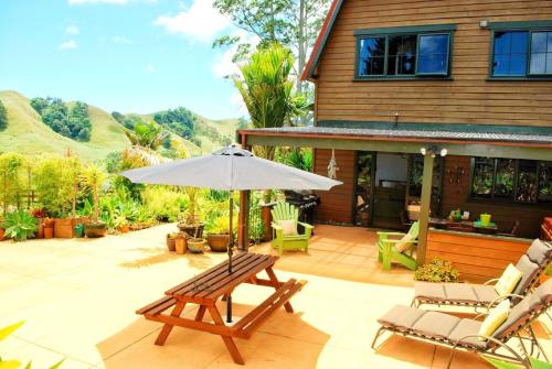 Jardín al aire libre en Coastal Chalet Suites Whangaroa