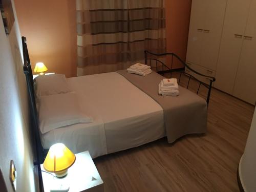 a bedroom with a bed and a table with a lamp at Casa Spada in Pula