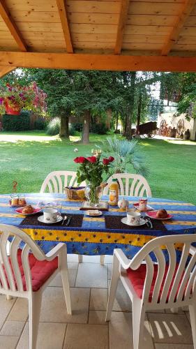 - une table avec un bol de fleurs dans l'établissement Chambres d'Hotes Carpediem, à Prigonrieux
